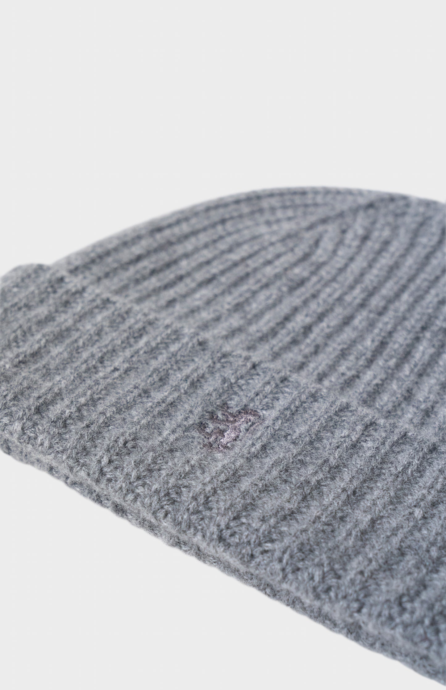 Pringle of Scotland Ribbed Chunky Cashmere Beanie In Grey showing embroidery detail