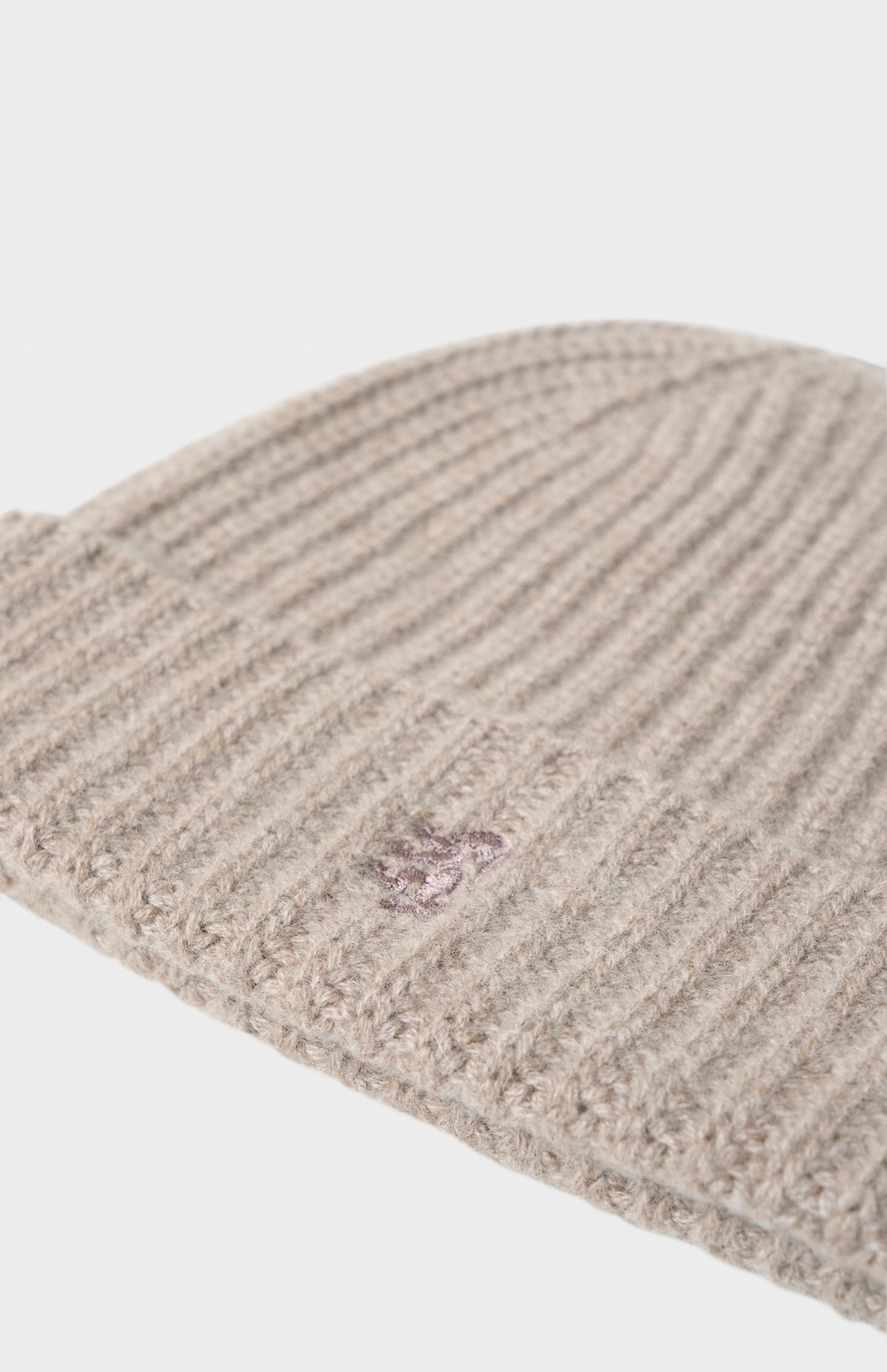 Pringle of Scotland Ribbed Chunky Cashmere Beanie In Mushroom showing embroidery detail