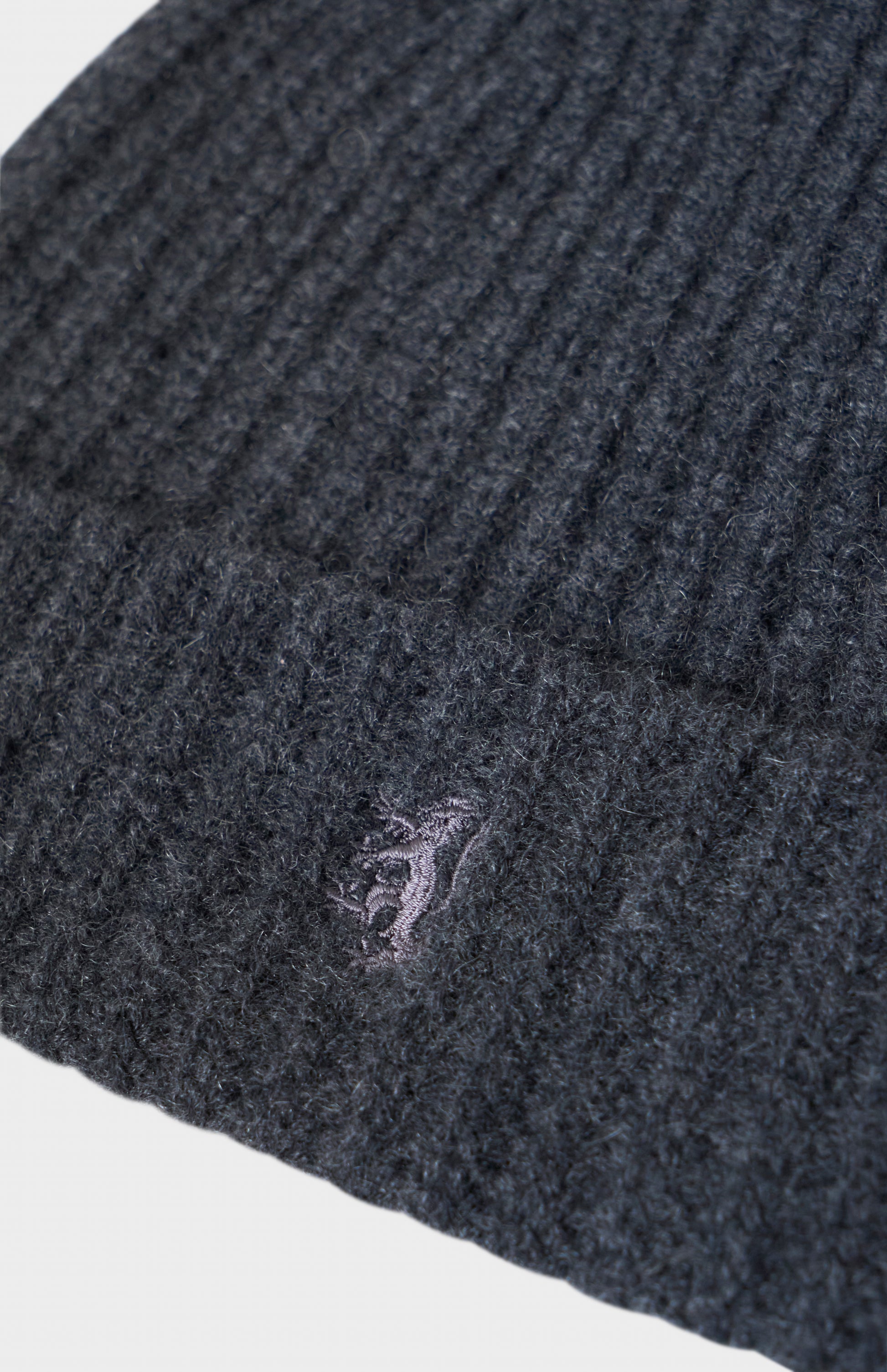 Pringle of Scotland Ribbed Chunky Cashmere Beanie In Charcoal showing embroidery detail
