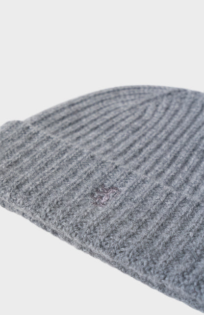 Pringle of Scotland Ribbed Chunky Cashmere Beanie In Grey showing embroidery detail