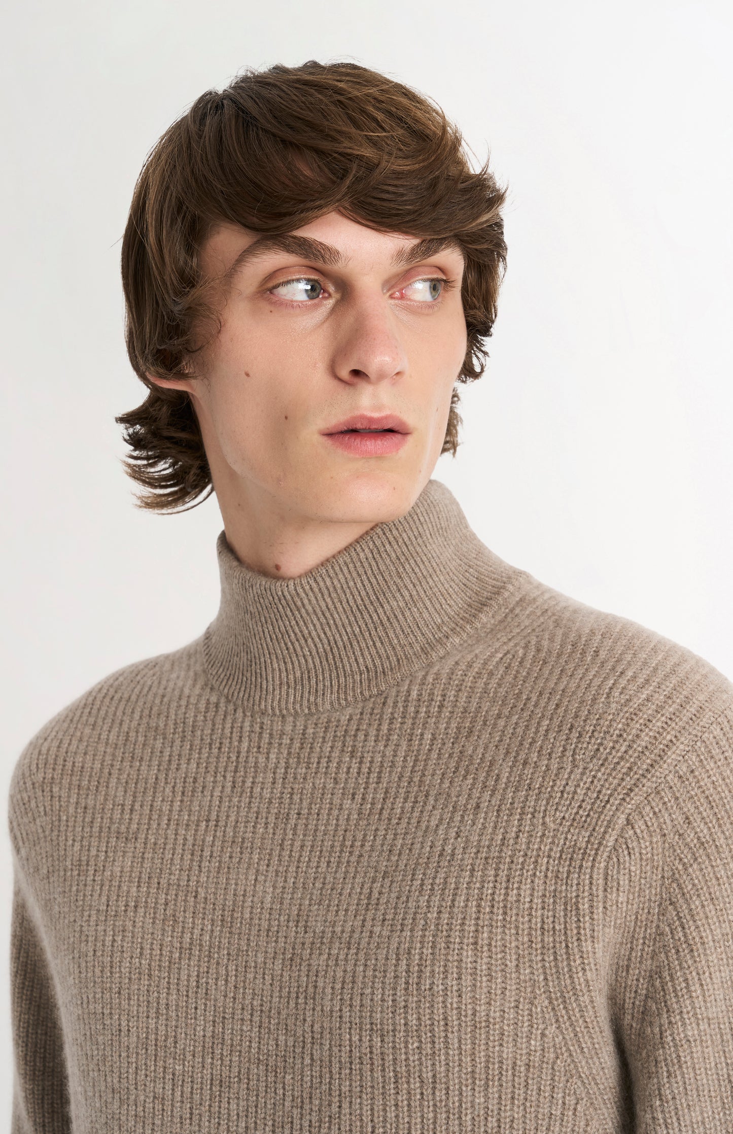 Pringle Men’s Cashmere mock Neck Jumper In Mushroom Melange showing neck detail