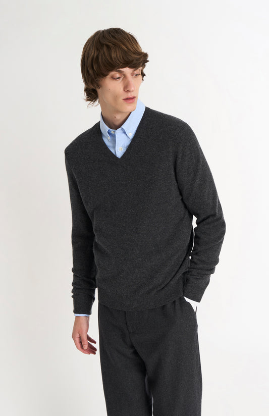 Pringle of Scotland Men’s Cashmere V-Neck Jumper In Charcoal Melange on model