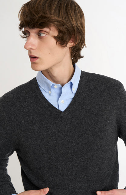 Pringle of Scotland Men’s Cashmere V-Neck Jumper In Charcoal Melange showing v-neck detail