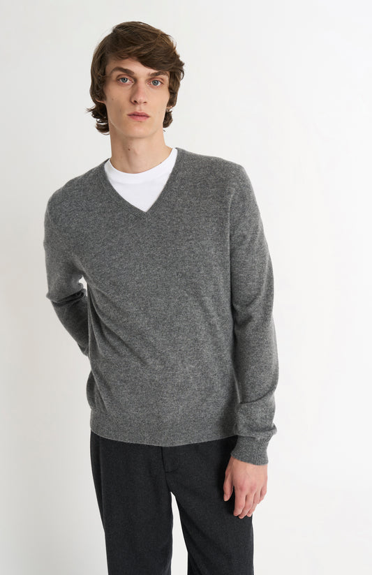 Pringle of Scotland Men’s Cashmere V-Neck Jumper In Light Grey Melange on model