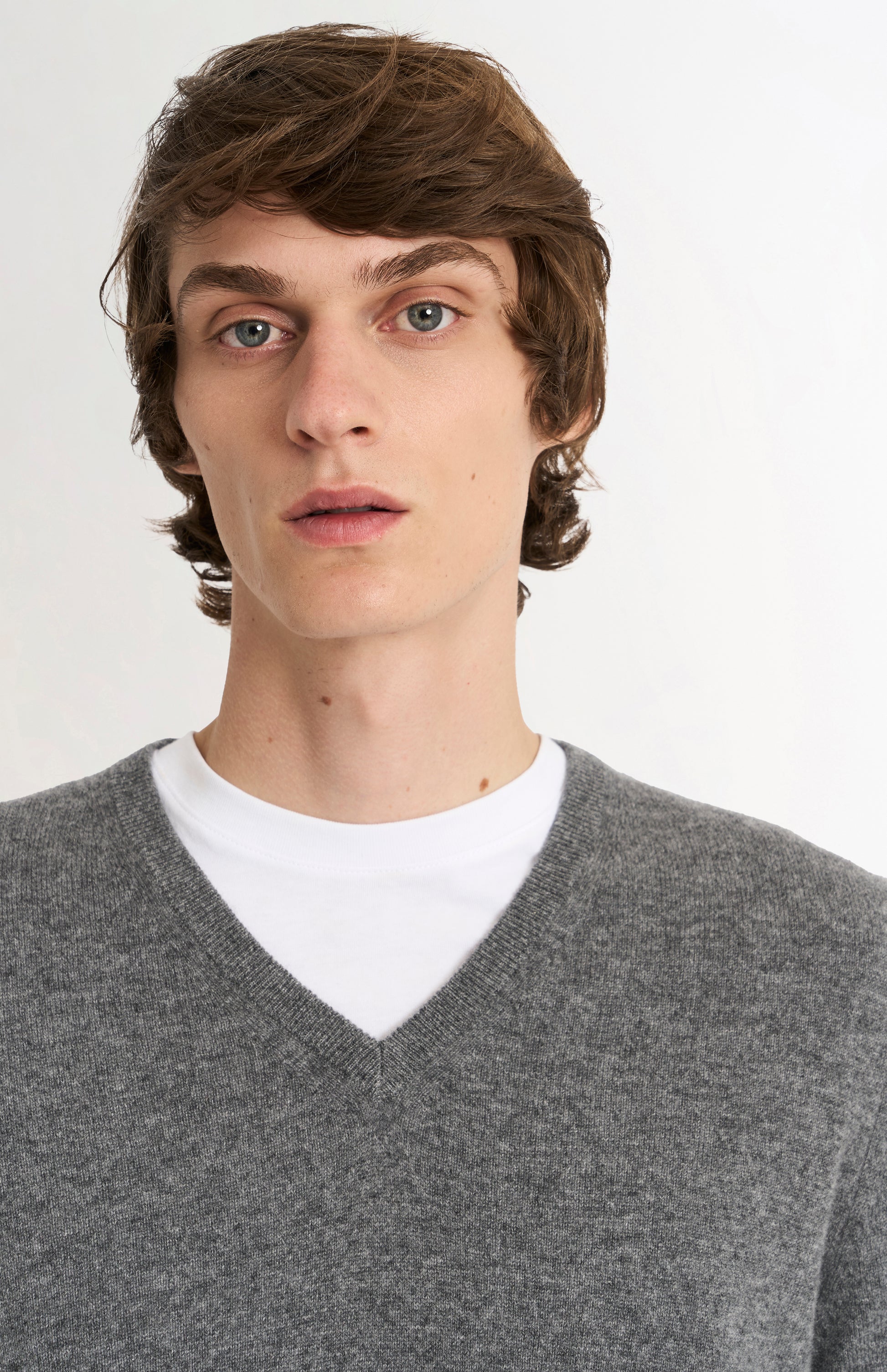 Pringle of Scotland Men’s Cashmere V-Neck Jumper In Light Grey Melange showing v-neck detail