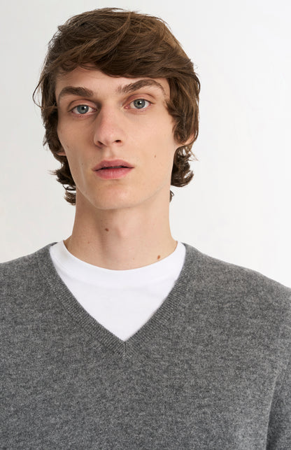 Pringle of Scotland Men’s Cashmere V-Neck Jumper In Light Grey Melange showing v-neck detail