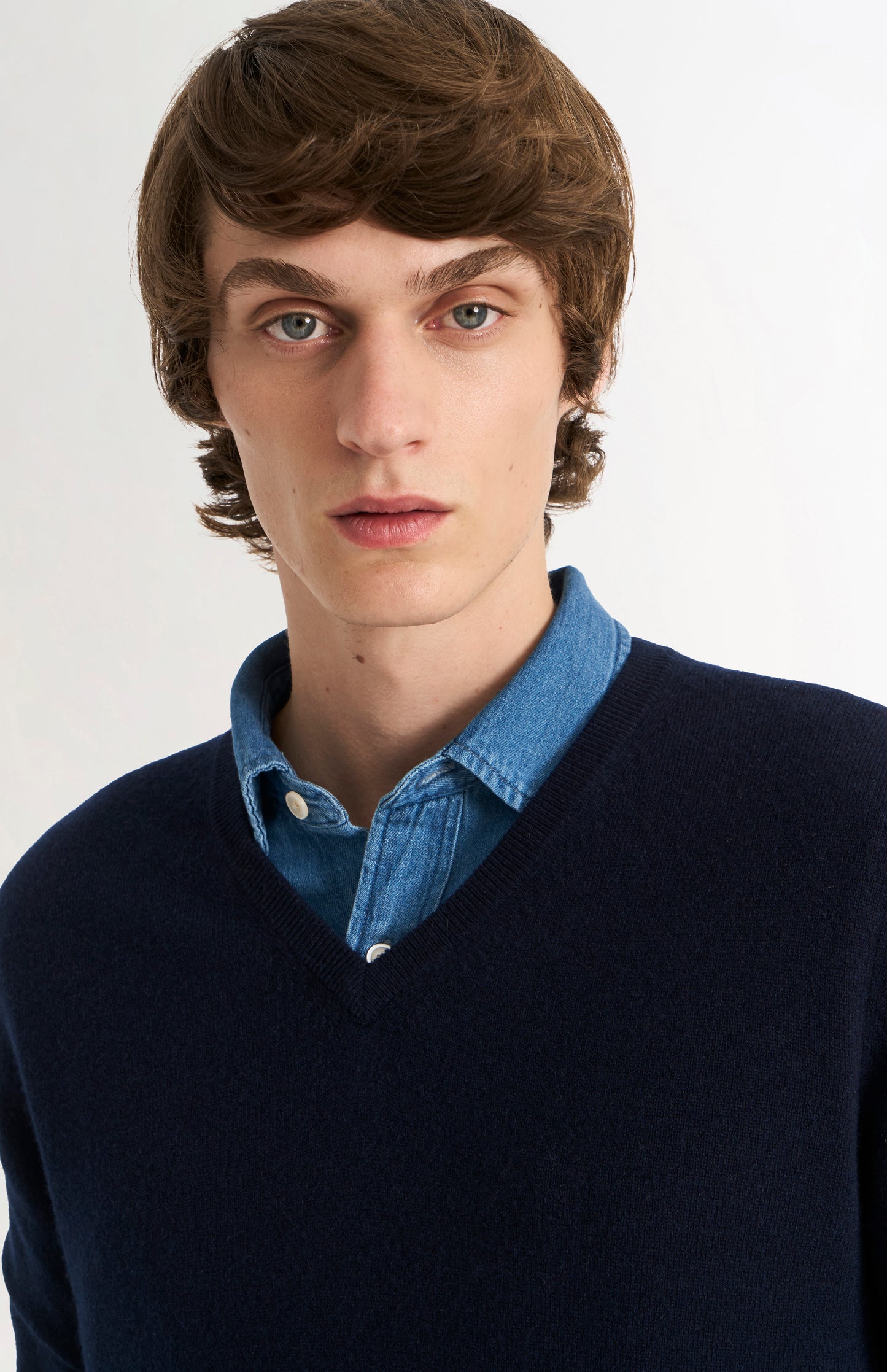 Pringle of Scotland Men’s Cashmere V-Neck Jumper In Navy Blue showing v-neck detail