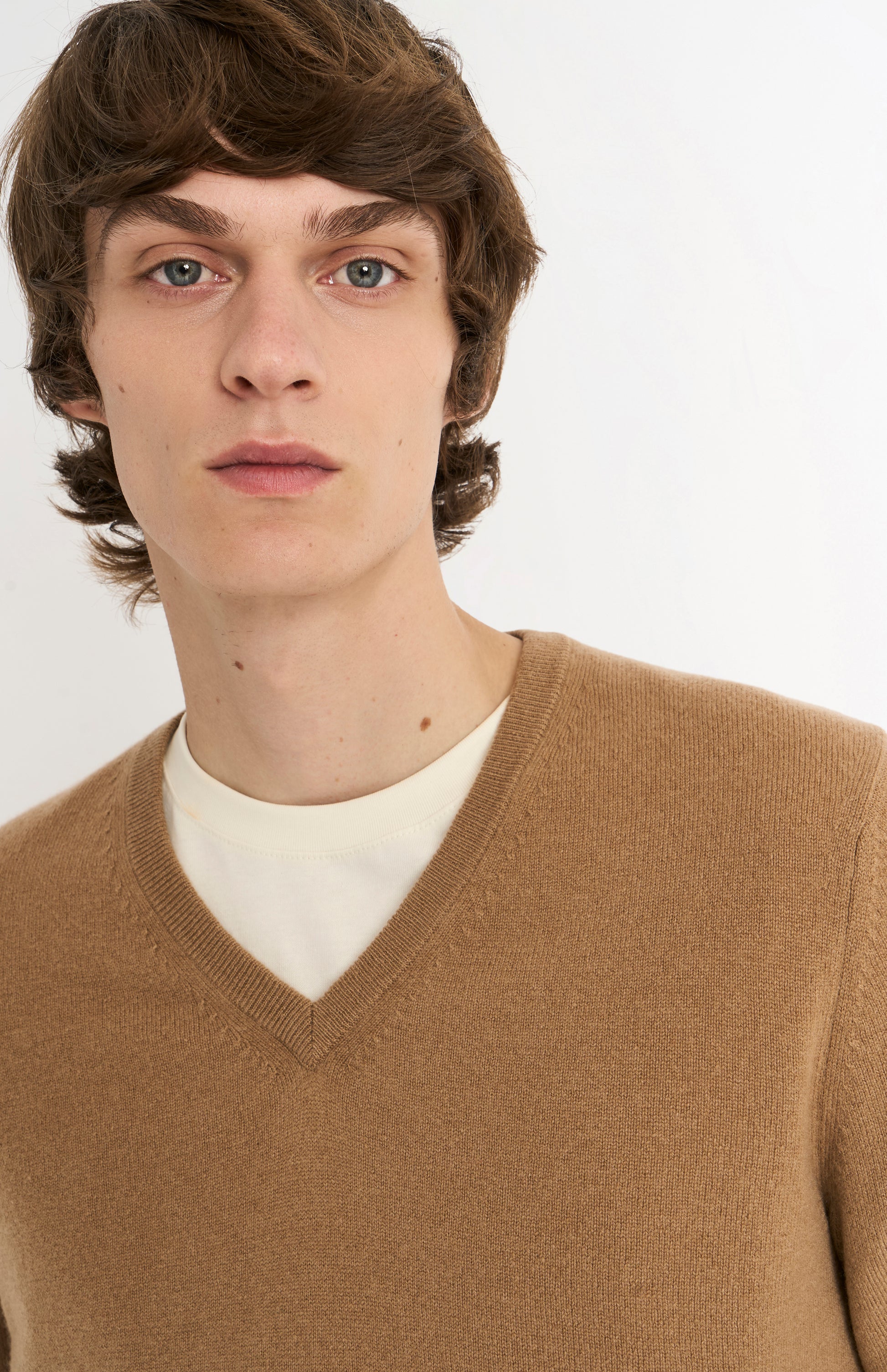 Pringle of Scotland Men’s Cashmere V-Neck Jumper In Camel showing v-neck detail