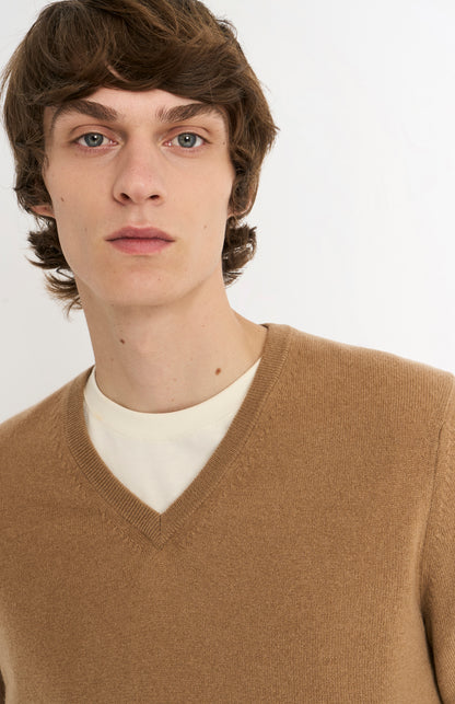Pringle of Scotland Men’s Cashmere V-Neck Jumper In Camel showing v-neck detail