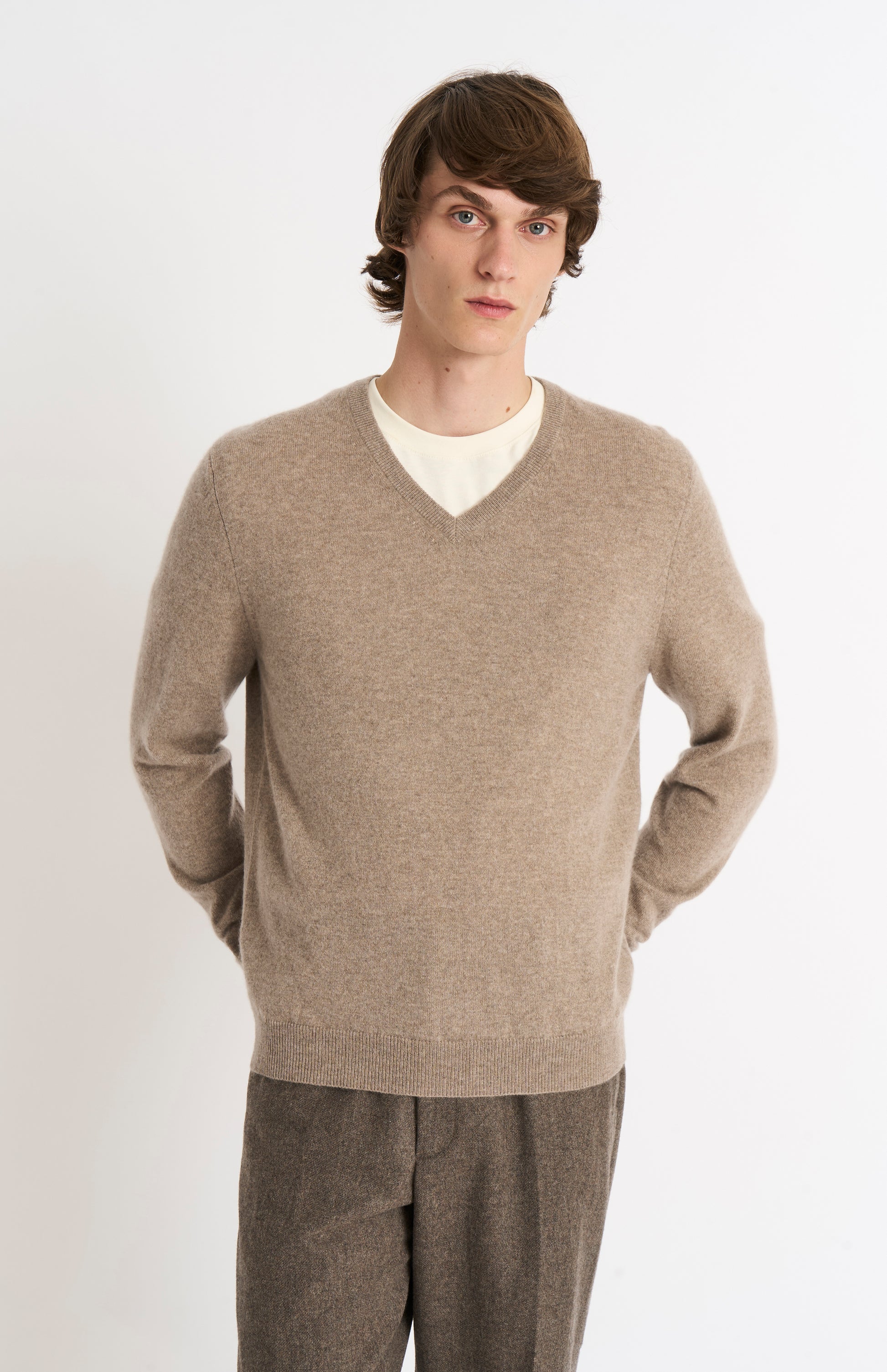 Pringle of Scotland Men’s Cashmere V-Neck Jumper In Mushroom on model