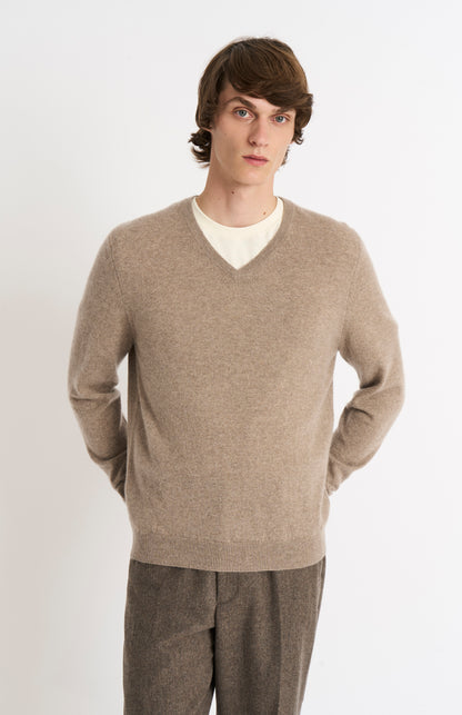 Pringle of Scotland Men’s Cashmere V-Neck Jumper In Mushroom on model