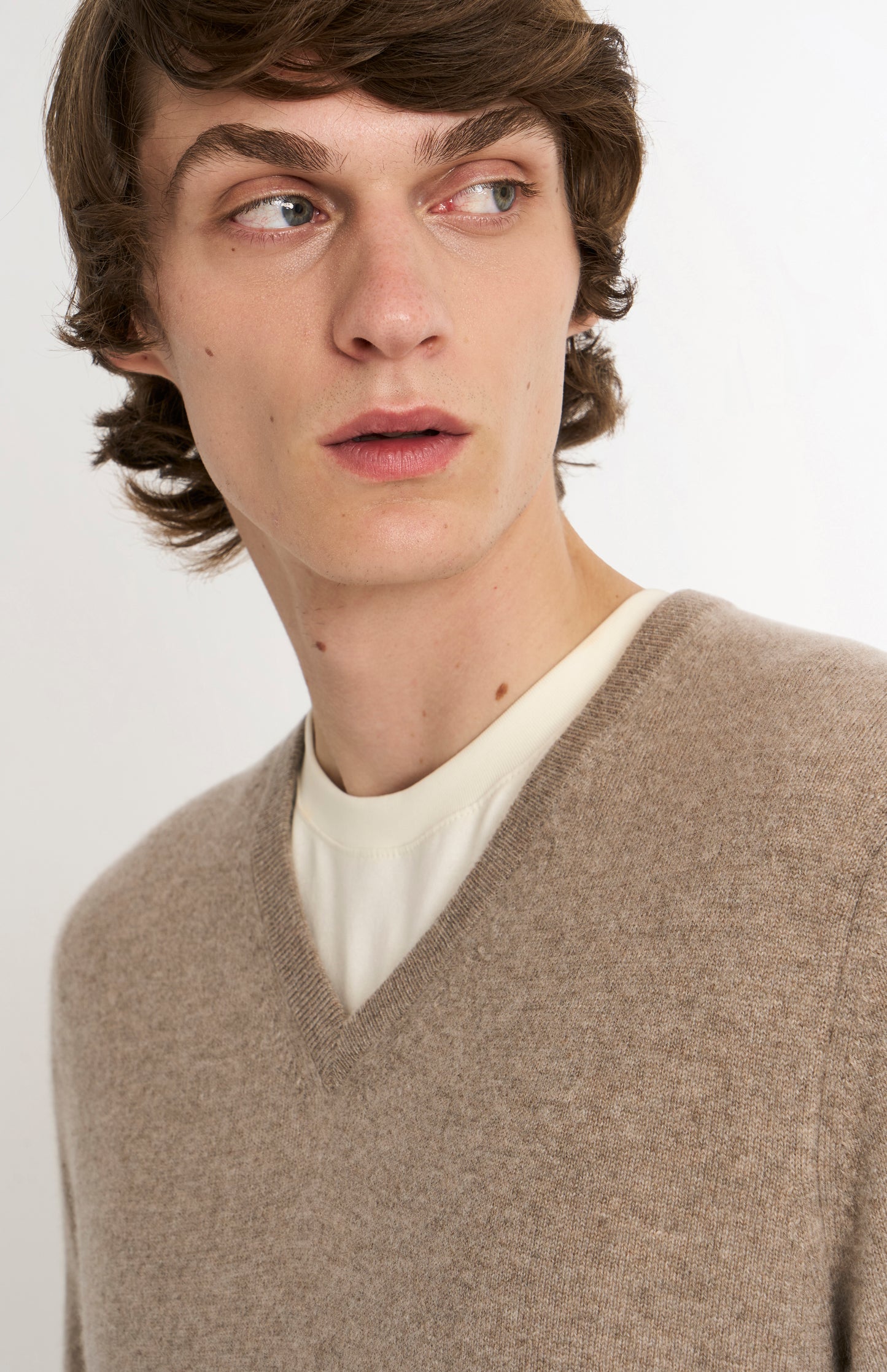 Pringle of Scotland Men’s Cashmere V-Neck Jumper In Mushroom showing v-neck detail