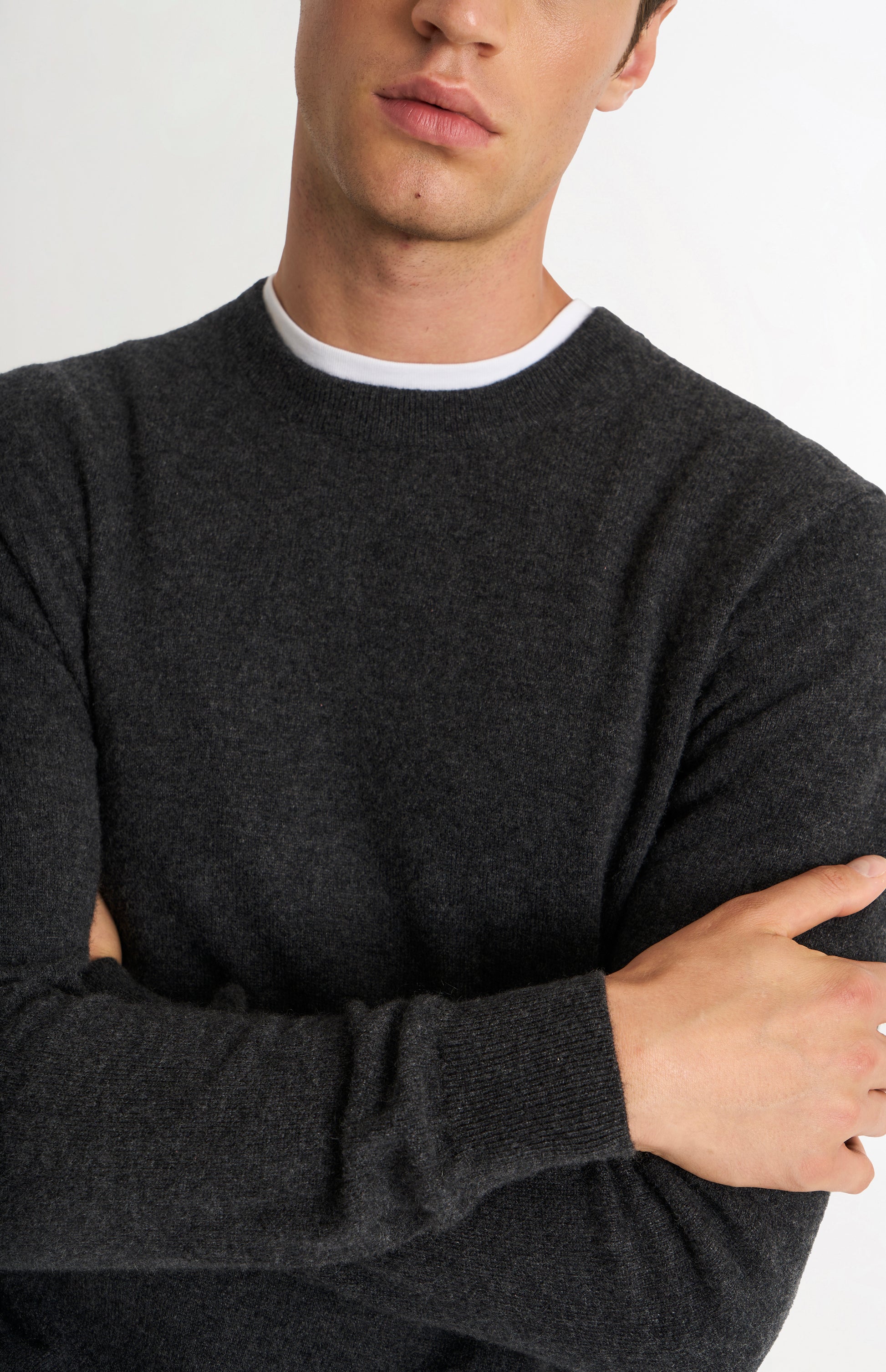 Pringle Men’s Cashmere Crew Neck Jumper In Charcoal Melange neck detail