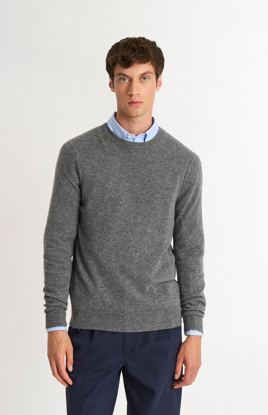 Pringle Men’s Cashmere Crew Neck Jumper In Light Grey Melange on model