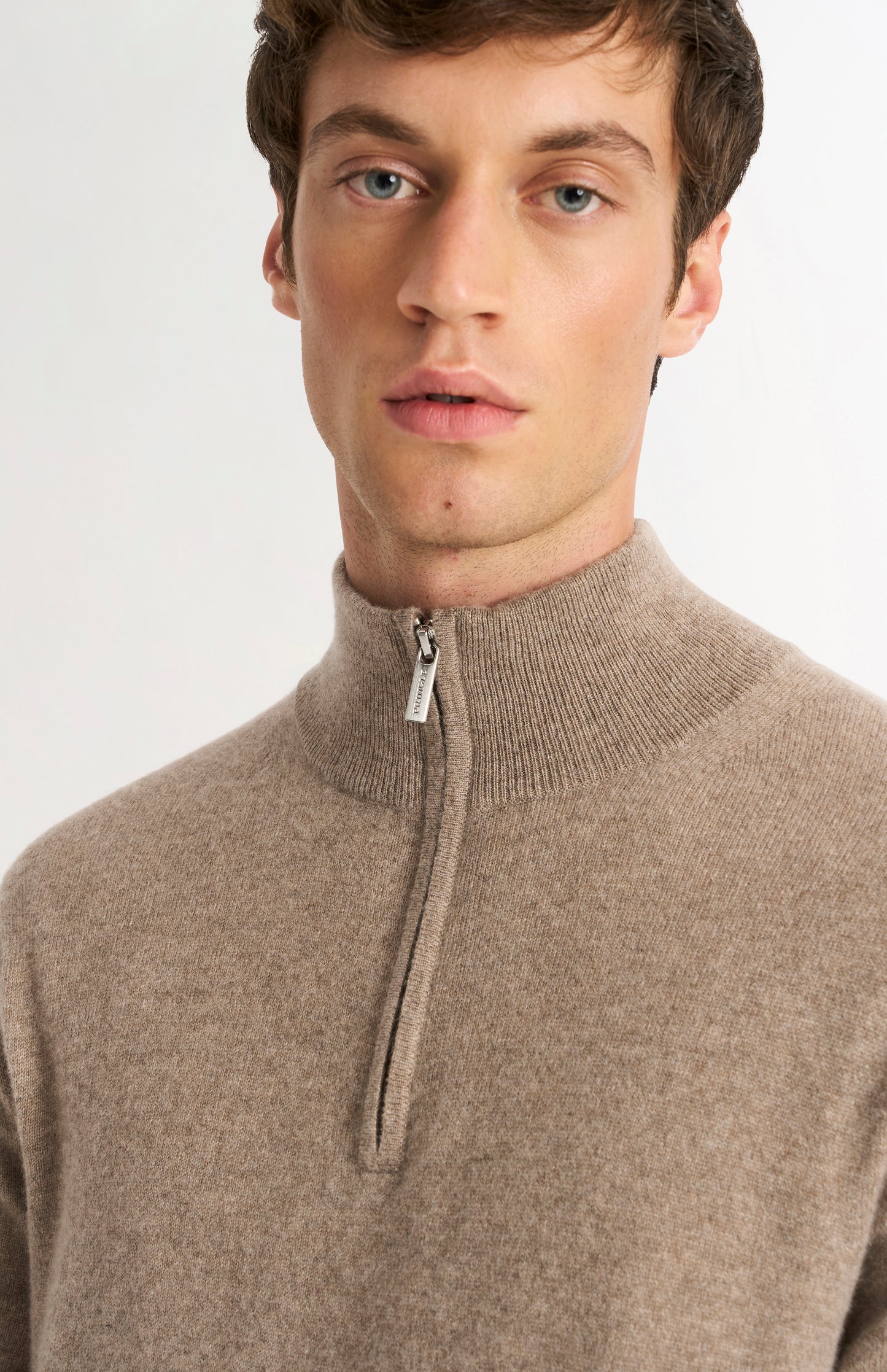 Pringle of Scotland Men’s Cashmere Qtr Zip Jumper In Mushroom showing zip detail