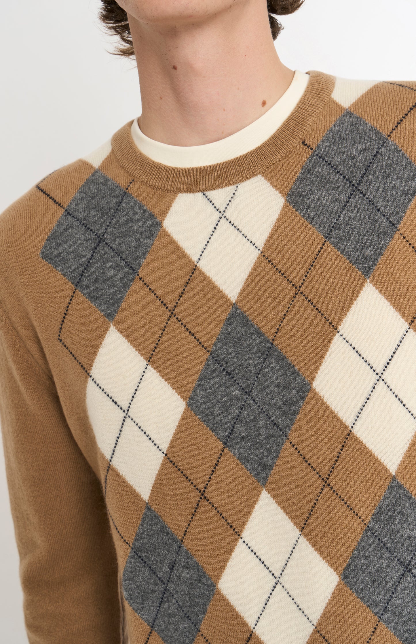 Pringle Men's Crew Neck Cashmere Argyle Jumper in Camel, Ecru & Grey neck detail