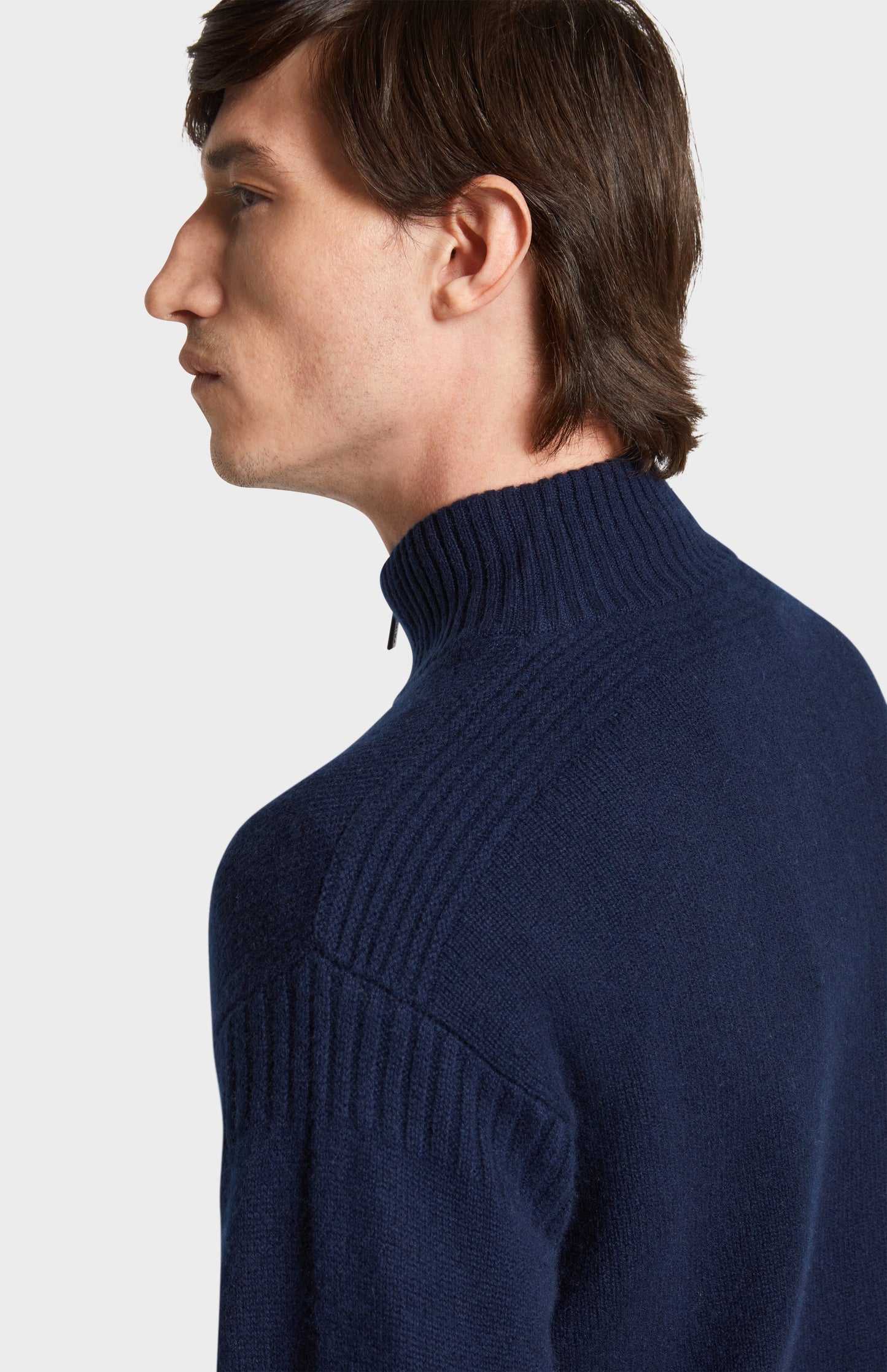 Close up image of Rib shoulder detail of Pringle of scotland Chunky Qtr Zxip Cashmere Jumper