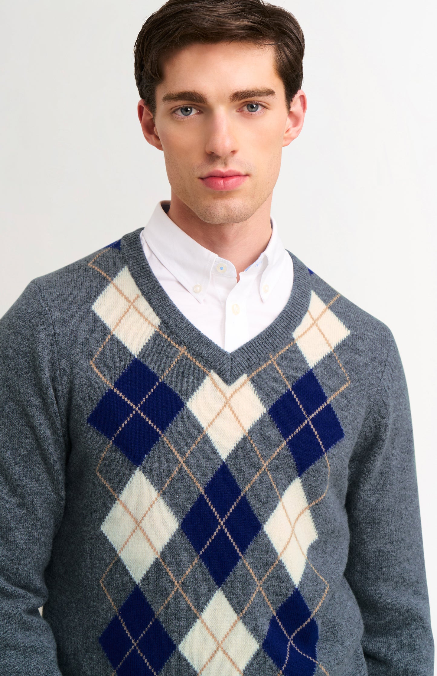 Men's Supersoft Lambswool V-Neck Argyle Jumper in Grey / Ecru / Navy