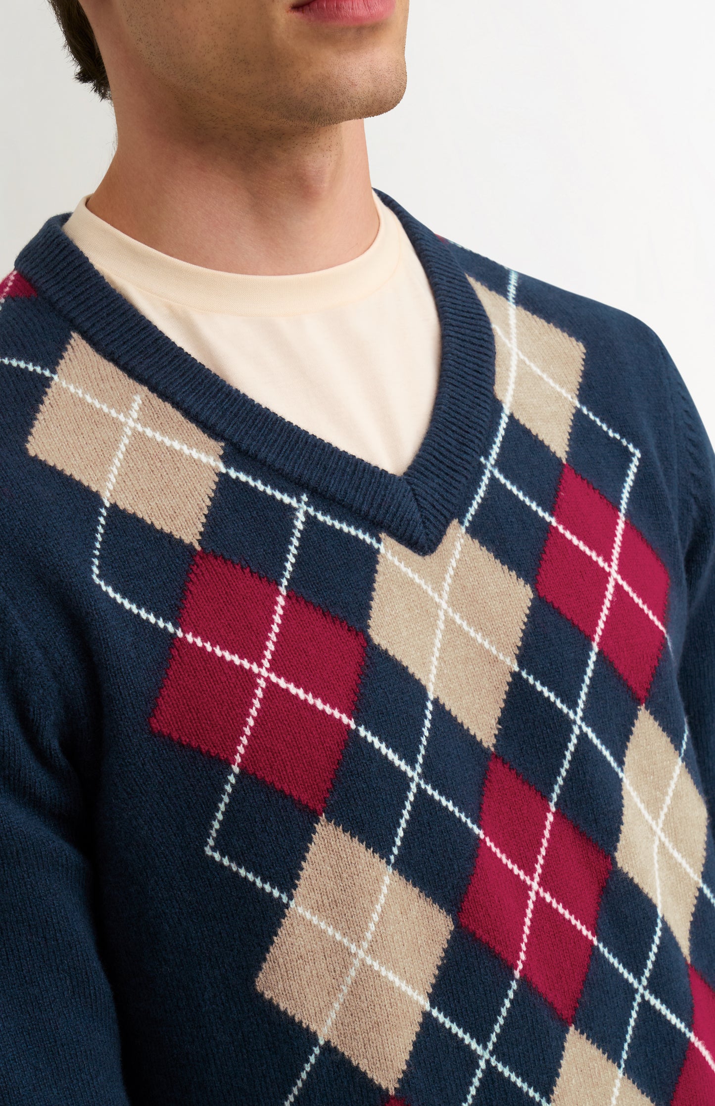 Men's Supersoft Lambswool V-neck Argyle Jumper In Navy / Red / Beige