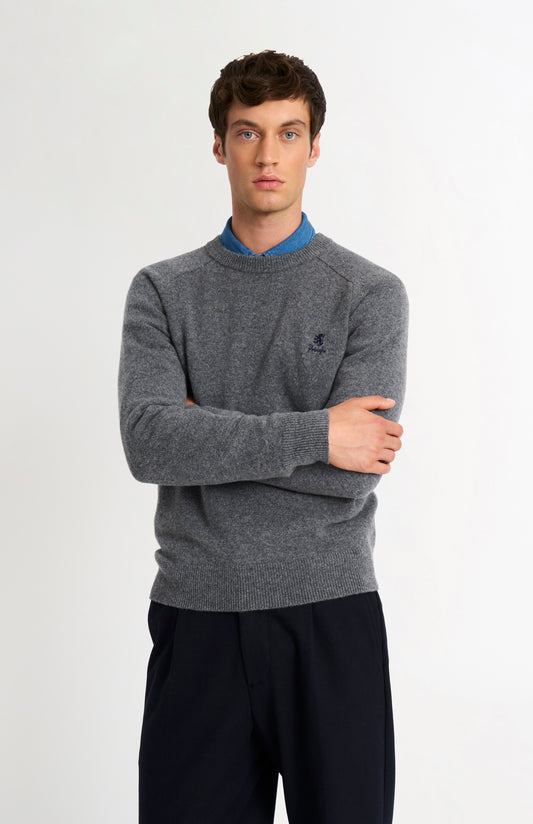 Pringle of Scotland Men’s Lambswool Crew Neck Jumper In Grey Melange on model with crossed arms