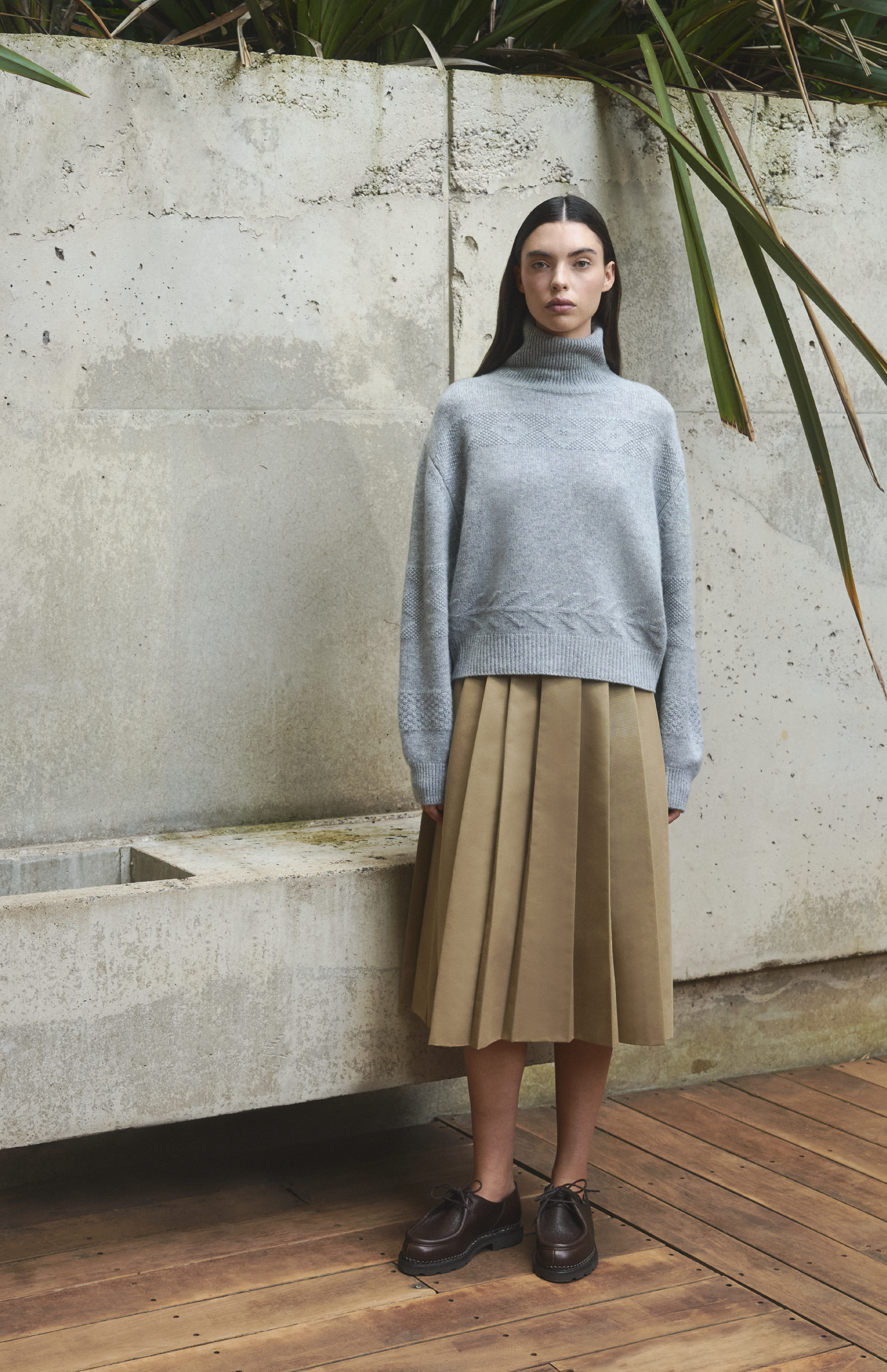 Pringle Women's Roll Neck Cashmere Jumper In Silver Melange on female model
