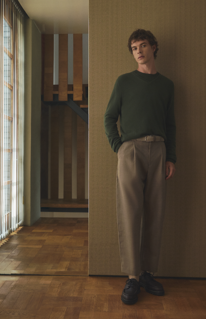 Pringle Men's Classic Round Neck Cashmere Jumper In Evergreen on model