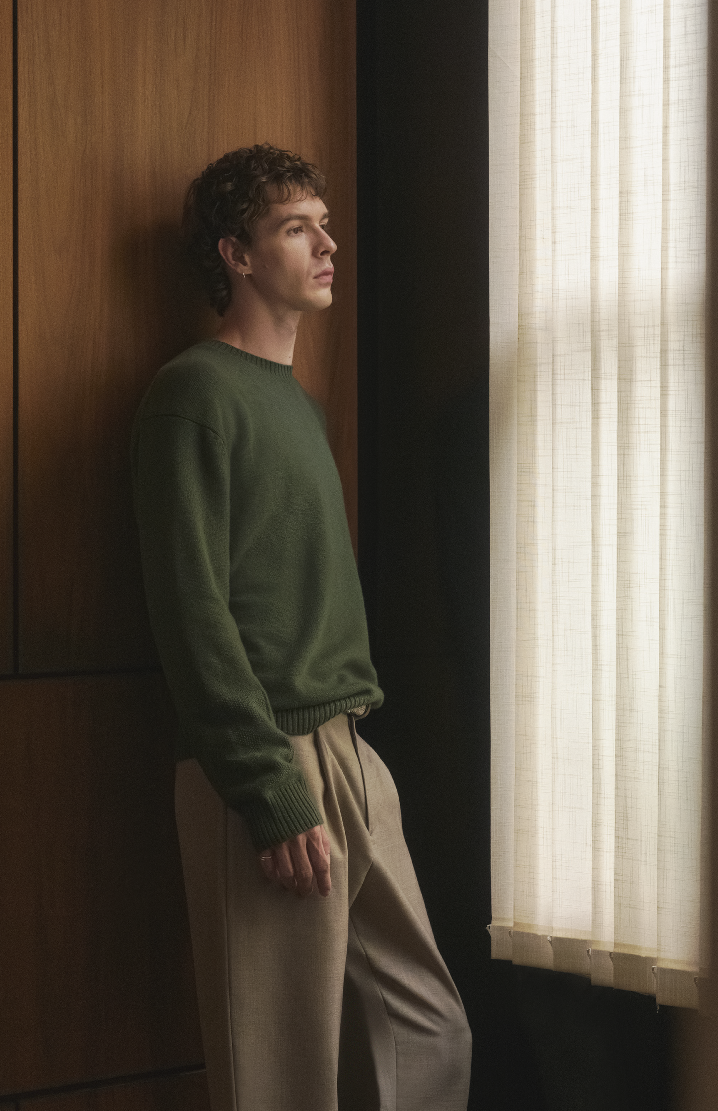 Pringle of Scotland Men's Round Neck Cashmere Jumper In Evergreen on model