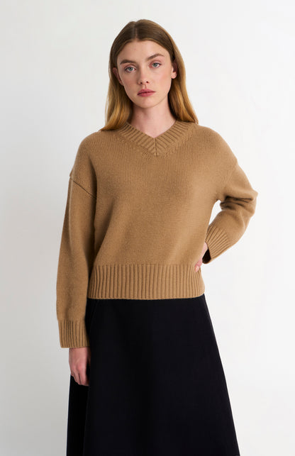 Pringle of Scotland Women's Cashmere V-neck Jumper  In Grey Melange on model