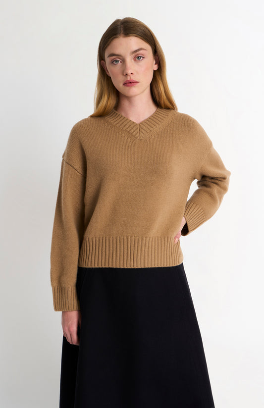 Pringle of Scotland Women's Cashmere V-neck Jumper  In Grey Melange on model