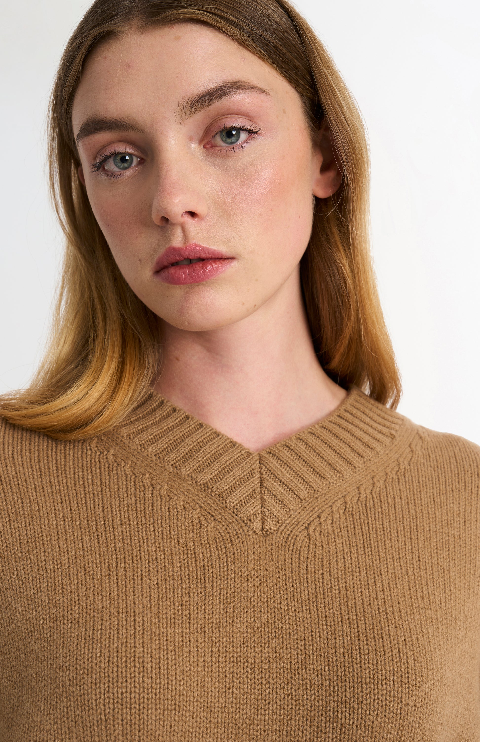 Pringle of Scotland Women's Cashmere V-neck Jumper  In Grey Melange neck detail
