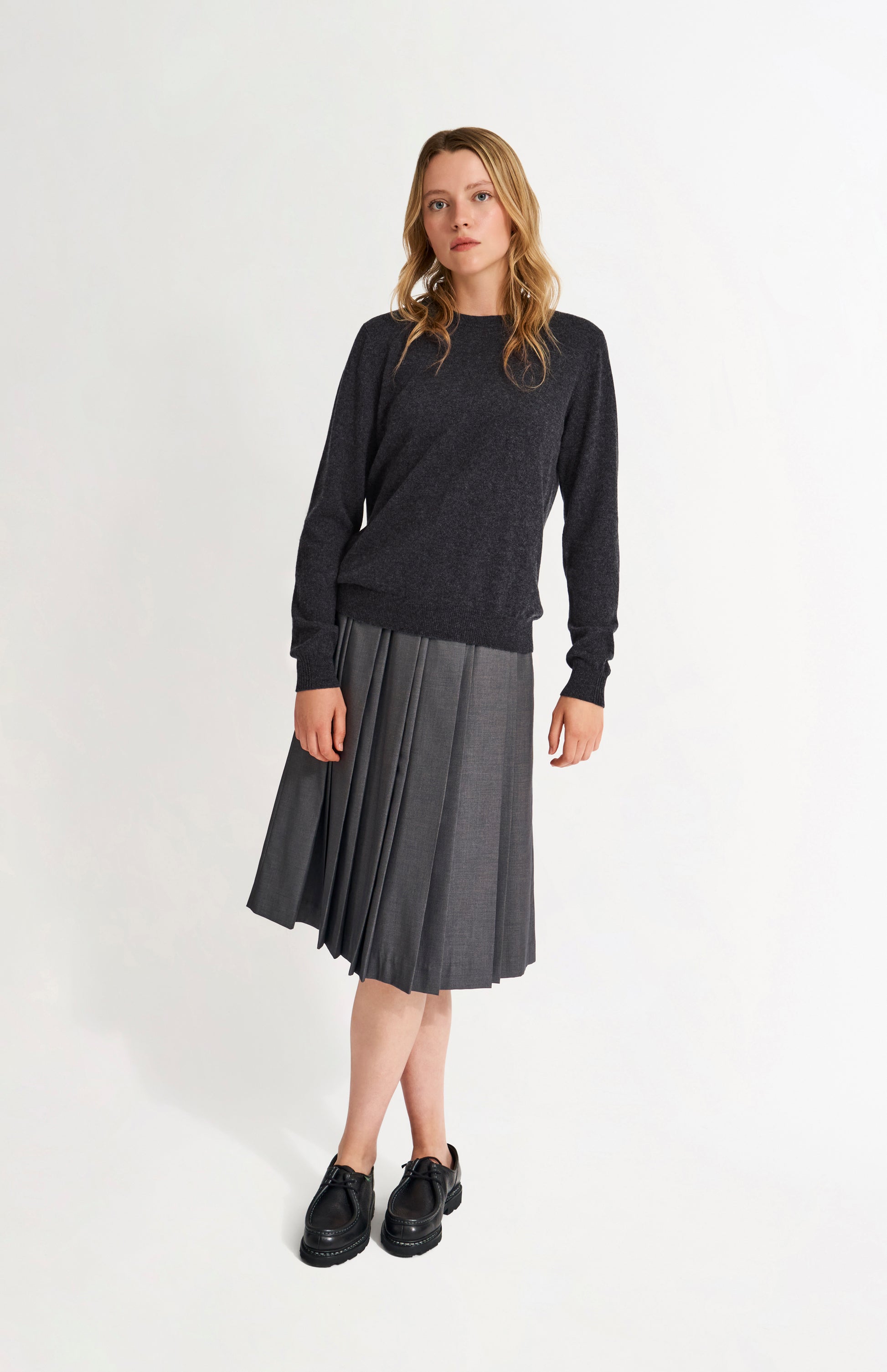 Pringle Women's Classic Round Neck Cashmere Jumper In Charcoal on model full length