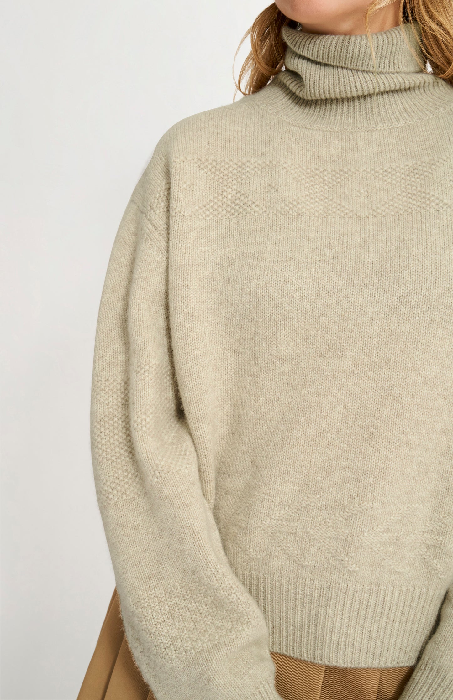Pringle of Scotland Women's Roll Neck Cashmere Jumper In Oatmeal neck detail