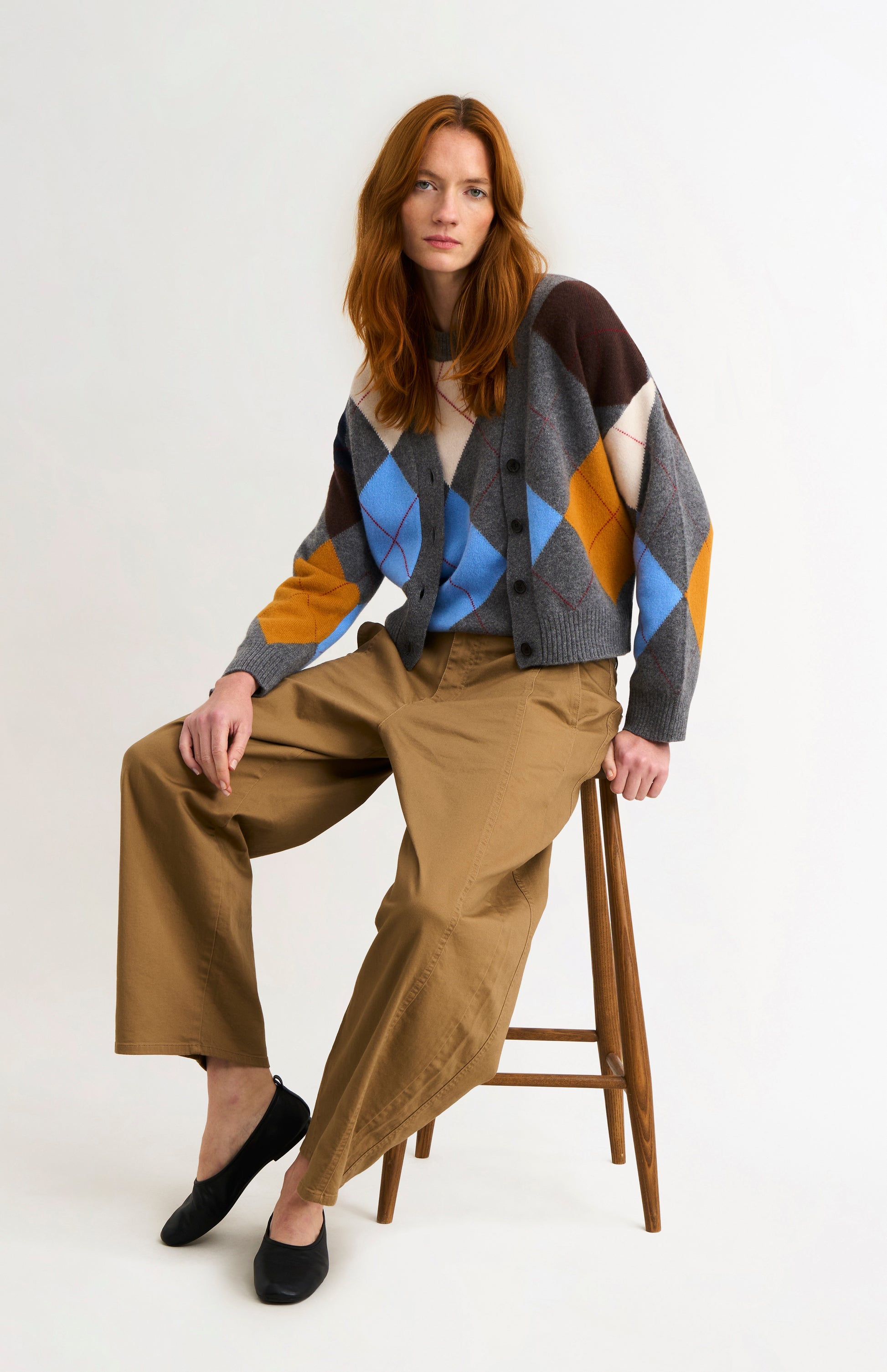 Women's Supersoft Lambswool Argyle Cardigan In Charcoal / Multi on sitting model